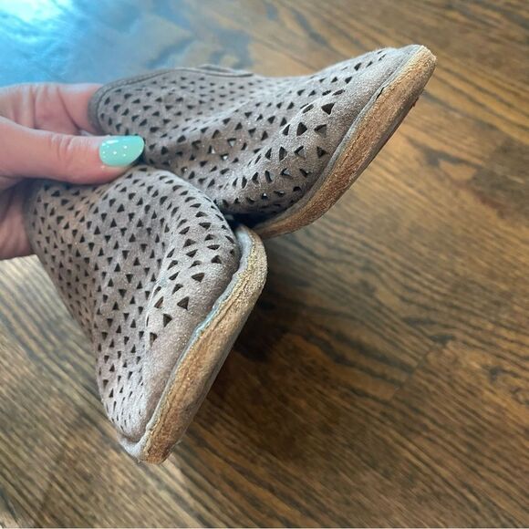 TRASK Ali Perforated Metallic Pewter Gray Leather Slip On Loafers - Picture 3 of 12